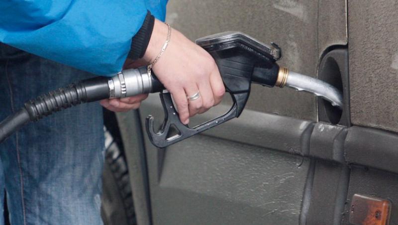 Benzina s-a scumpit din nou: A sarit de 6 lei pe litru