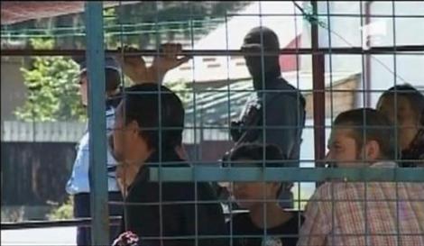VIDEO! Ciocniri violente intre vanzatorii dintr-o piata second hand si inspectorii OPC Brasov