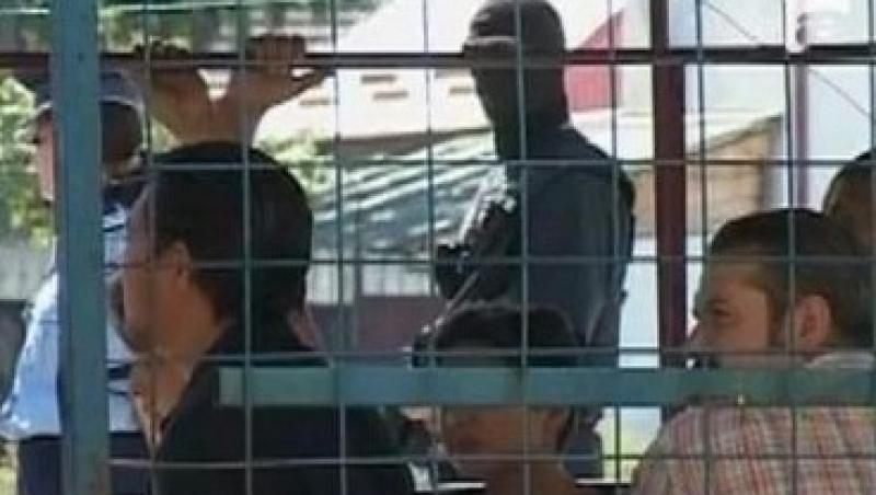 VIDEO! Ciocniri violente intre vanzatorii dintr-o piata second hand si inspectorii OPC Brasov