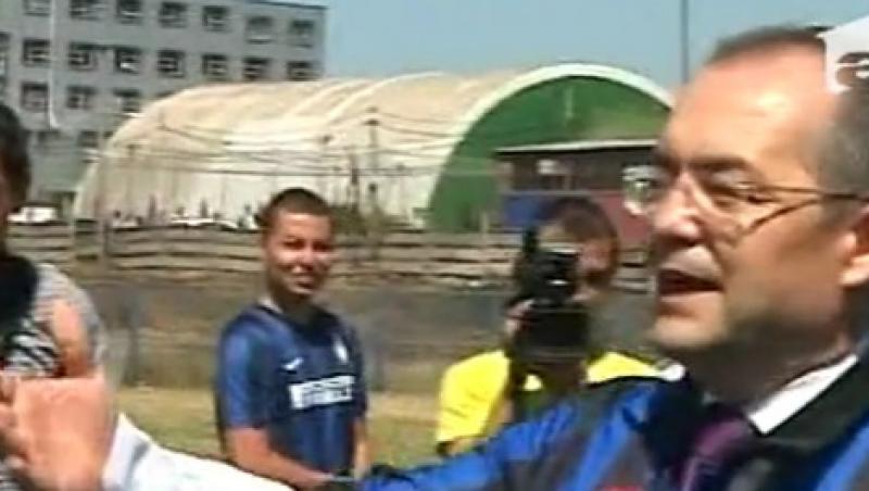 VIDEO! Emil Boc si-a incercat talentul la fotbal! Vezi cum loveste balonul!
