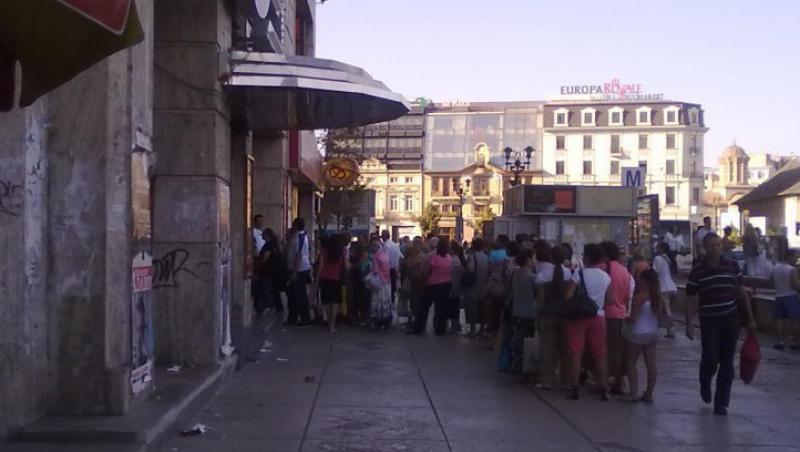 FOTO! Culmea saraciei in Romania: Coada pana in strada pentru covrigi gratis, in centrul Capitalei