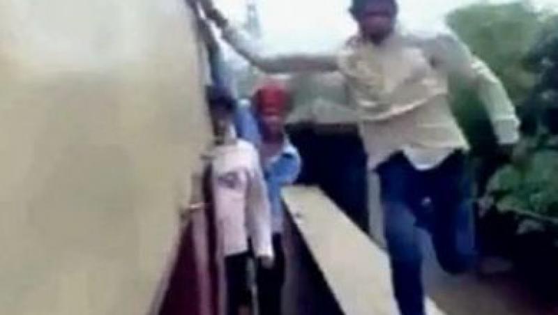 VIDEO! Tineri indieni fac surfing extrem cu trenul