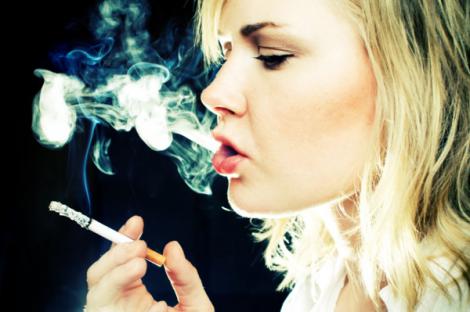 Studiu: O tigara fumata de o femeie echivaleaza cu cinci fumate de un barbat