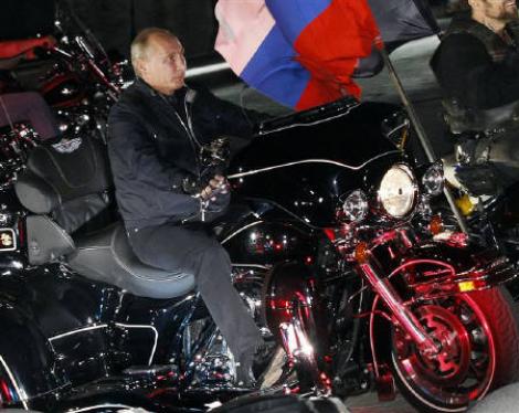 VIDEO! Vladimir Putin a "calarit" un Harley-Davidson
