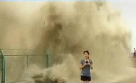 VIDEO! O jurnalista din China, luata de un val de 20 de metri in timpul unei transmisii