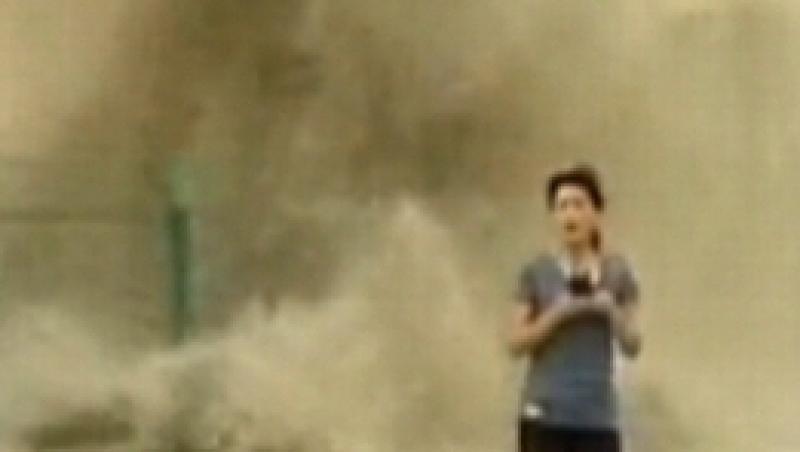 VIDEO! O jurnalista din China, luata de un val de 20 de metri in timpul unei transmisii