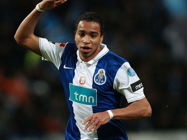 Fostul jucator la CFR-ului, Alvaro Pereira, s-a transferat la Chelsea. Ardelenii vor primi 4,5 milioane de euro