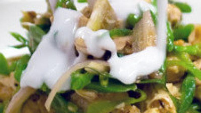 Reteta: Salata cu piept de pui si migdale