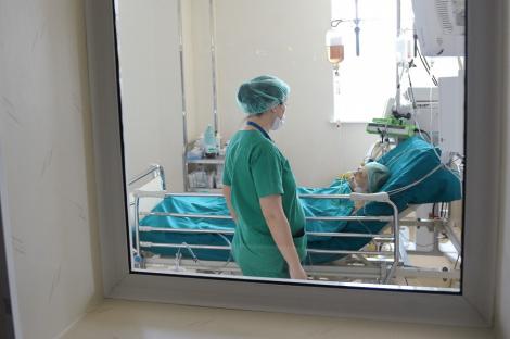 Gravida, dependenta de heroina, ajutata de medicii de la spitalul Universitar sa nasca prin cezariana