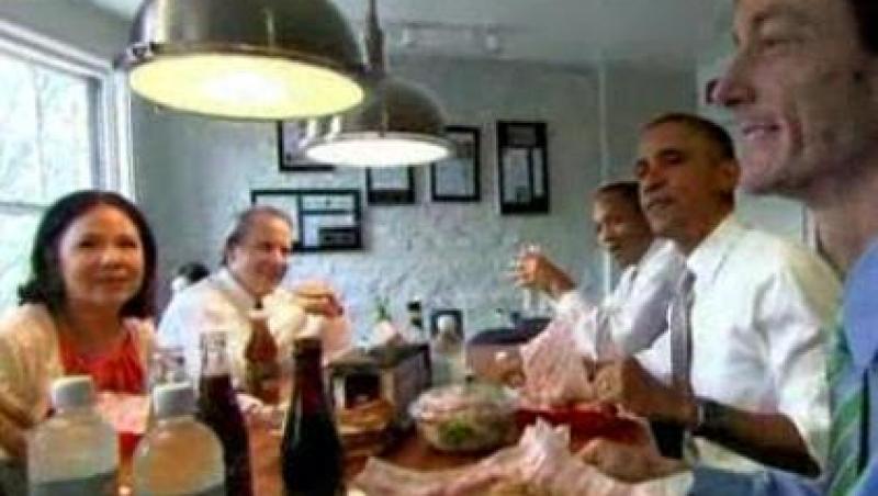 VIDEO! Barack Obama face cinste cu hamburgeri!