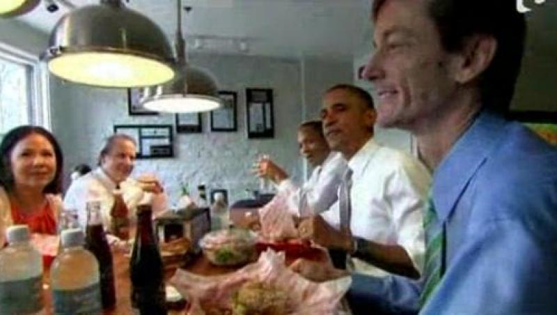 VIDEO! Barack Obama face cinste cu hamburgeri!