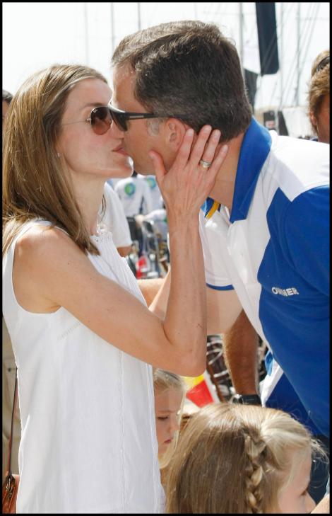 FOTO! Uite ce se mai saruta Printul Felipe al Spaniei cu viitoarea regina!