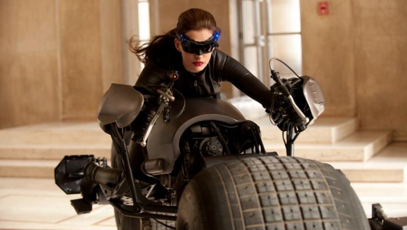 FOTO! Vezi prima imagine cu actrita Anne Hathaway in rolul lui Catwoman
