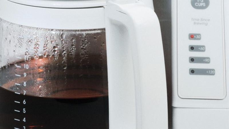 Cum sa-ti cureti aparatul de cafea cu otet