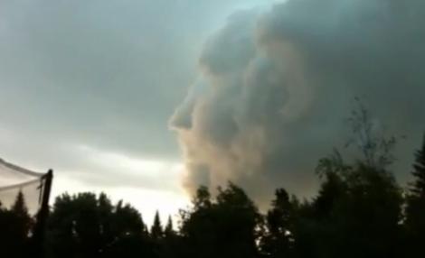 Un nor cu forma de chip uman, filmat pe cerul Canadei