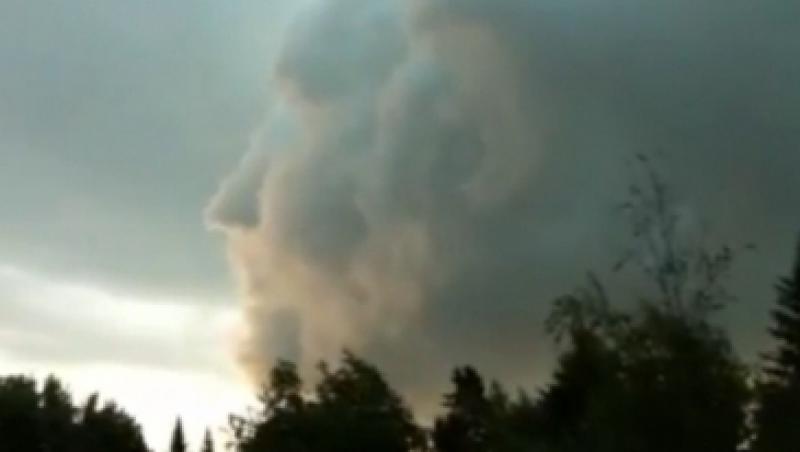 Un nor cu forma de chip uman, filmat pe cerul Canadei