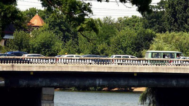 Alba Iulia: Podul rutier de peste raul Mures, reabilitat anul trecut cu 2,4 milioane de lei, are gropi in asfalt