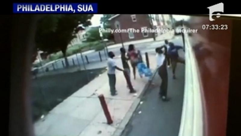 VIDEO! Philadelphia: Doua persoane au tras cu arme automate intr-un autobuz plin cu pasageri
