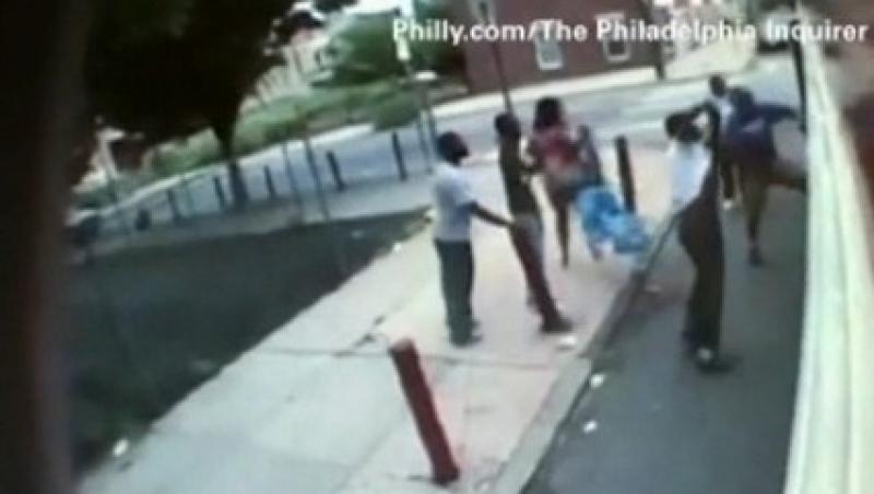 VIDEO! Philadelphia: Doua persoane au tras cu arme automate intr-un autobuz plin cu pasageri