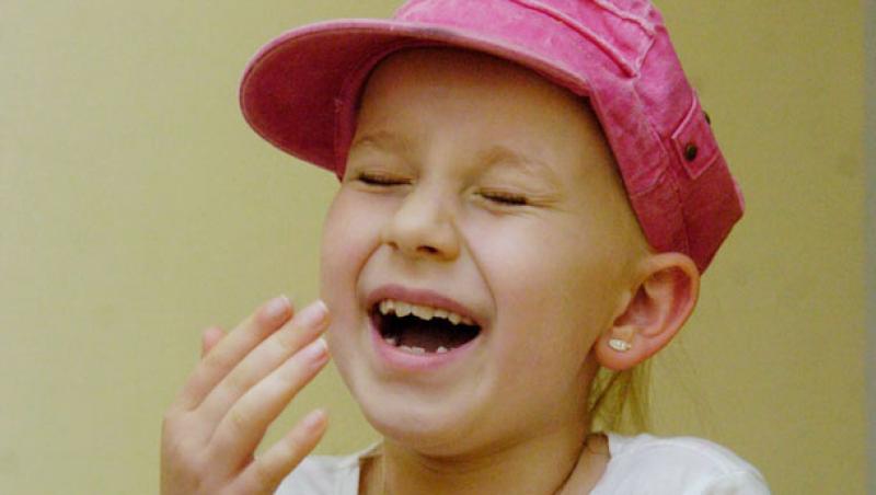 O britanica de 7 ani nu se poate opri din ras dupa ce i-a fost extirpata o tumoare pe creier