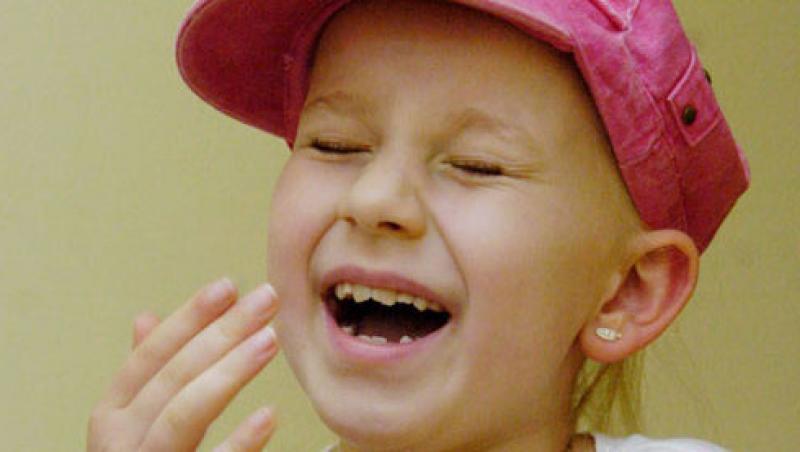 O britanica de 7 ani nu se poate opri din ras dupa ce i-a fost extirpata o tumoare pe creier