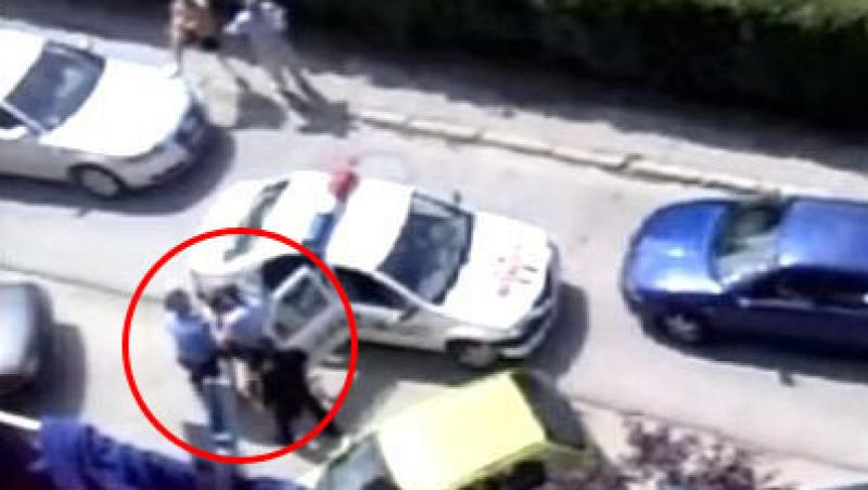 VIDEO! Tirgu-Jiu: Civil agresat de politisti in plina strada