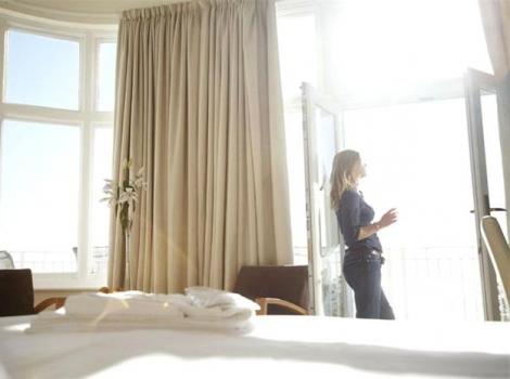 10 pasi cum sa faci din orice camera de hotel una foarte confortabila si sigura