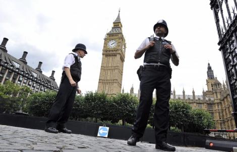 UPDATE! Lupte de strada la Londra: 26 de politisti raniti si 42 de persoane arestate