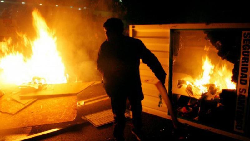 A treia noapte de revolte la Londra: magazine devastate si masini incendiate