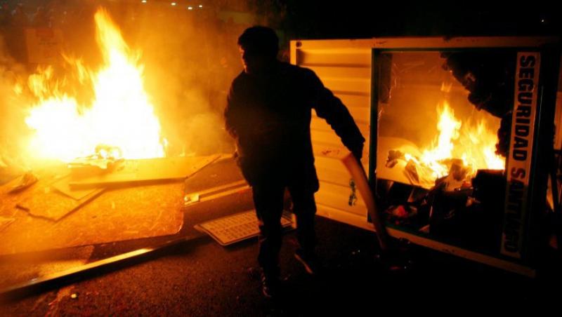 A treia noapte de revolte la Londra: magazine devastate si masini incendiate