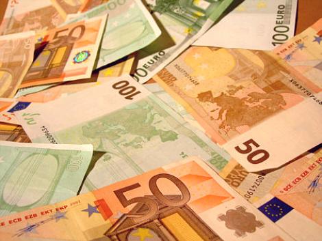 Dolarul se depreciaza in raport cu moneda nationala, euro si francul se apreciaza usor. Vezi cursul BNR!