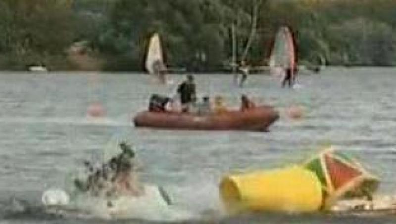 VIDEO! Zeci de rusi au sarit in apa cu masinarii bizare la concursul Flugtag 2011