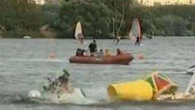 VIDEO! Zeci de rusi au sarit in apa cu masinarii bizare la concursul Flugtag 2011