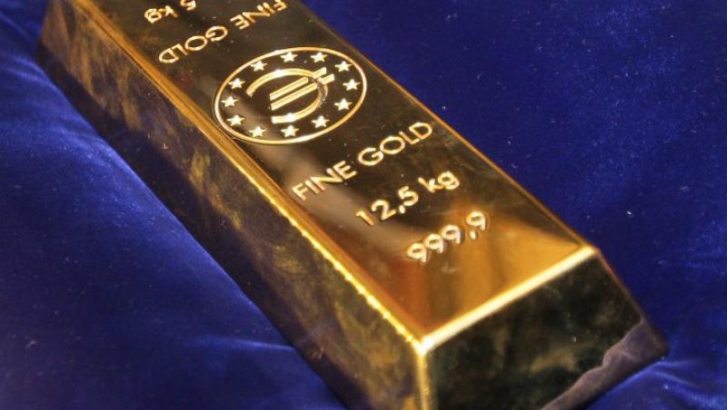 Aurul atinge un pret record: 1.700 de dolari uncia