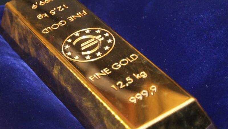 Aurul atinge un pret record: 1.700 de dolari uncia