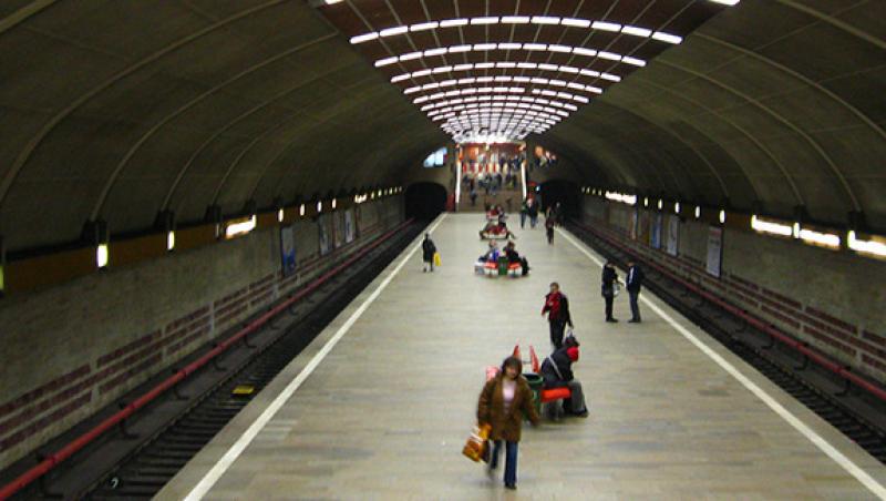 Tentativa de sinucidere la statia de metrou Titan. Un barbat s-a aruncat in fata trenului