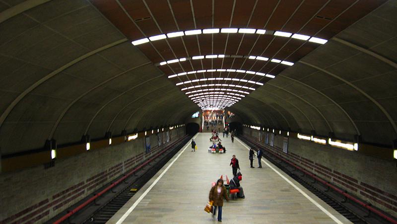 Tentativa de sinucidere la statia de metrou Titan. Un barbat s-a aruncat in fata trenului