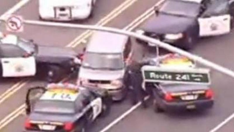 VIDEO! Cinci masini de politie contra unei soferite agresive