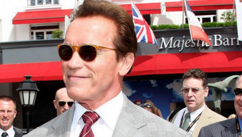 Arnold Schwarzenegger a fumat in aeroport si a fost amendat