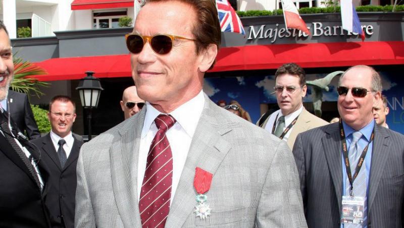 Arnold Schwarzenegger a fumat in aeroport si a fost amendat