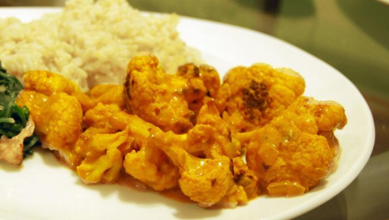 Reteta de post a zilei: Curry de conopida cu orez