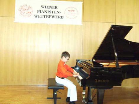 Un baietel roman de 9 ani le-a aratat austriecilor cum se interpreteaza un clasic vienez