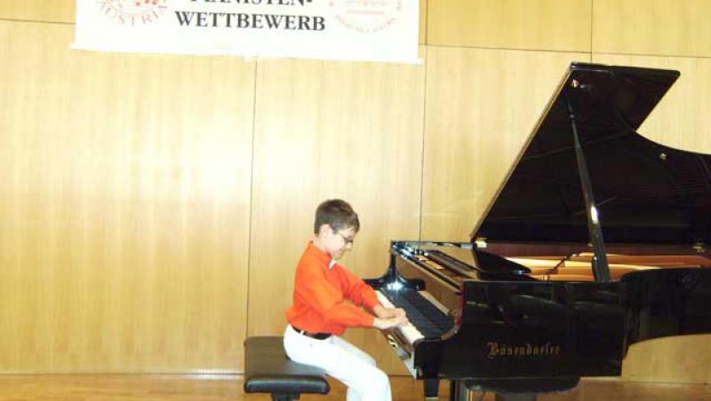 Un baietel roman de 9 ani le-a aratat austriecilor cum se interpreteaza un clasic vienez