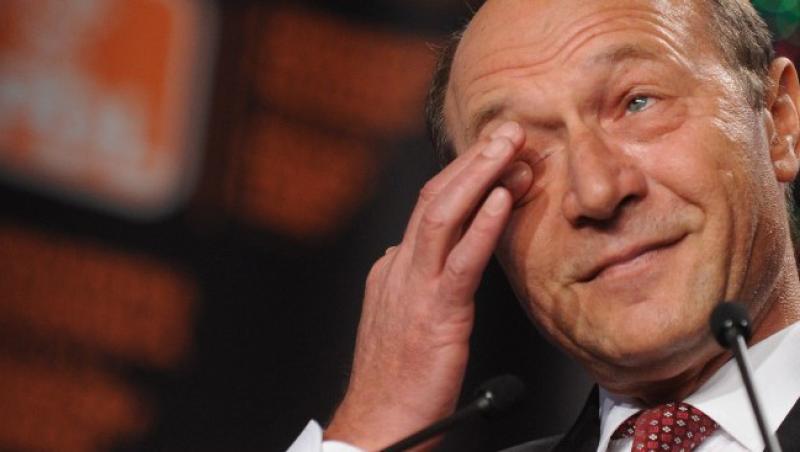 Basescu, cu lacrimi in ochi: Un model de viata poate fi generat si de cei de varsta a treia, ca mine