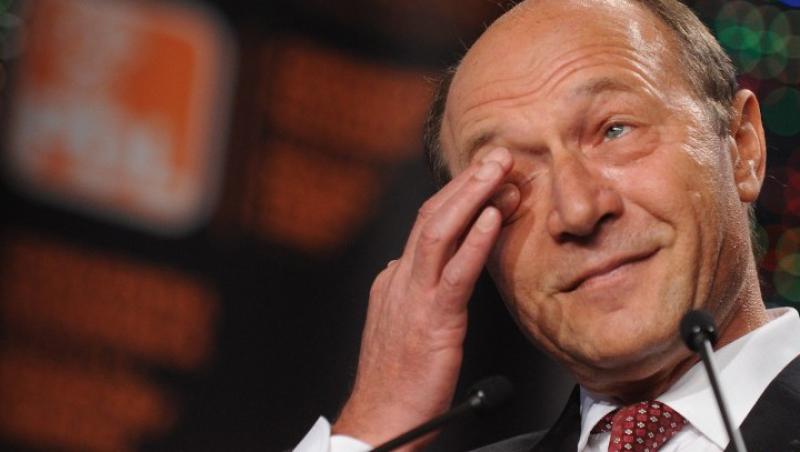 Basescu, cu lacrimi in ochi: Un model de viata poate fi generat si de cei de varsta a treia, ca mine