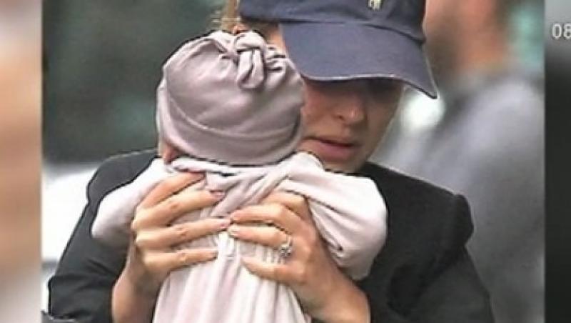 VIDEO! Natalie Portman si-a scos bebelusul in lume