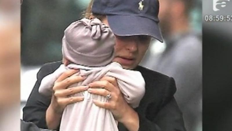 VIDEO! Natalie Portman si-a scos bebelusul in lume