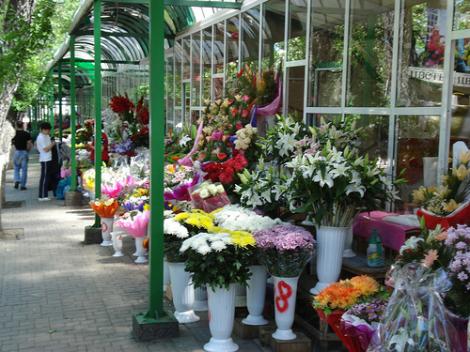Razie la piata de flori din Capitala, in prima zi de scoala