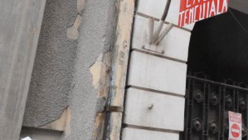 Cluj: Tencuiala unei cladiri vechi a cazut peste trei copii