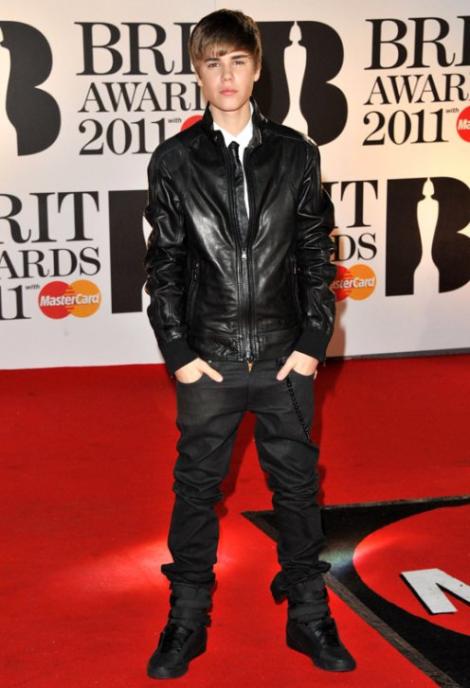 Justin Bieber poarta jeansi de fete!